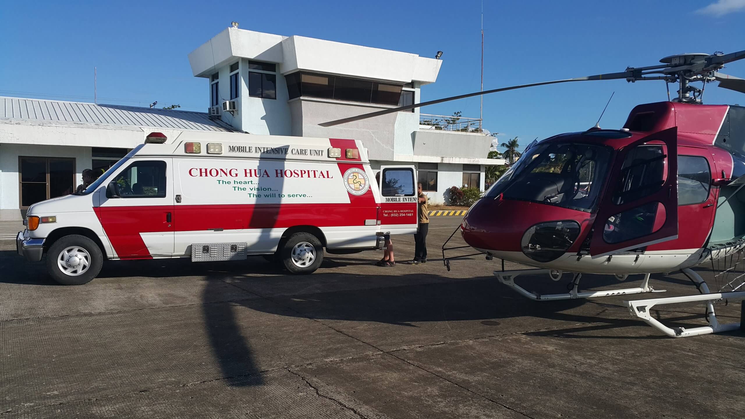 Airgurus Crew and Chong Hua Hospital staff during emergency transfer. Air Ambulance in Cebu.